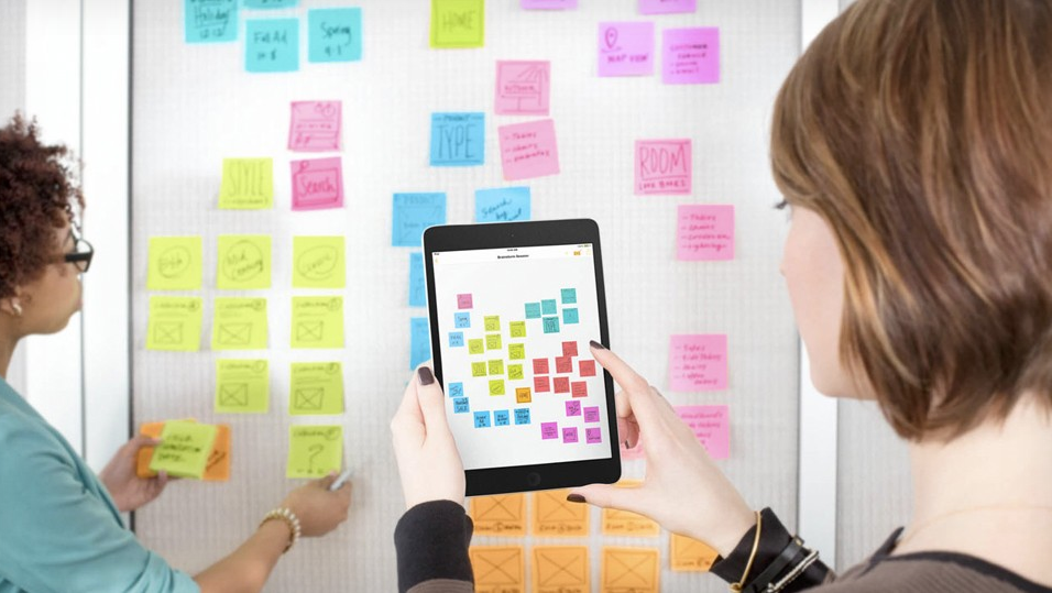 Post-it Plus ajuda a organizar as ideias de um brainstorm
