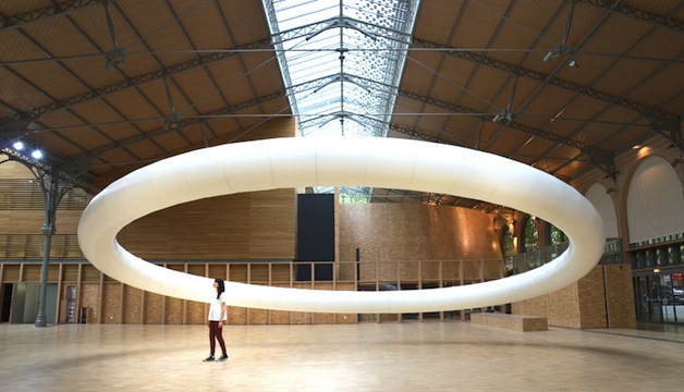 A escultura cinética gigantesca que parece flutuar