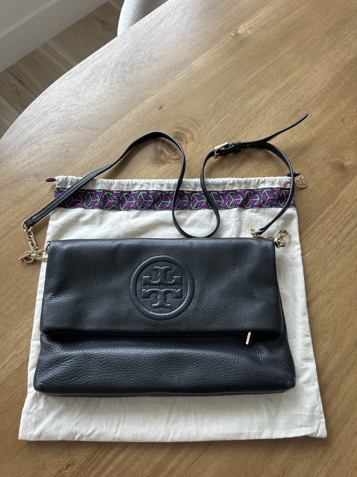Tory Burch Bombe Fold-Over Crossbody Clutch – Black Pebbled Leather Classic Logo