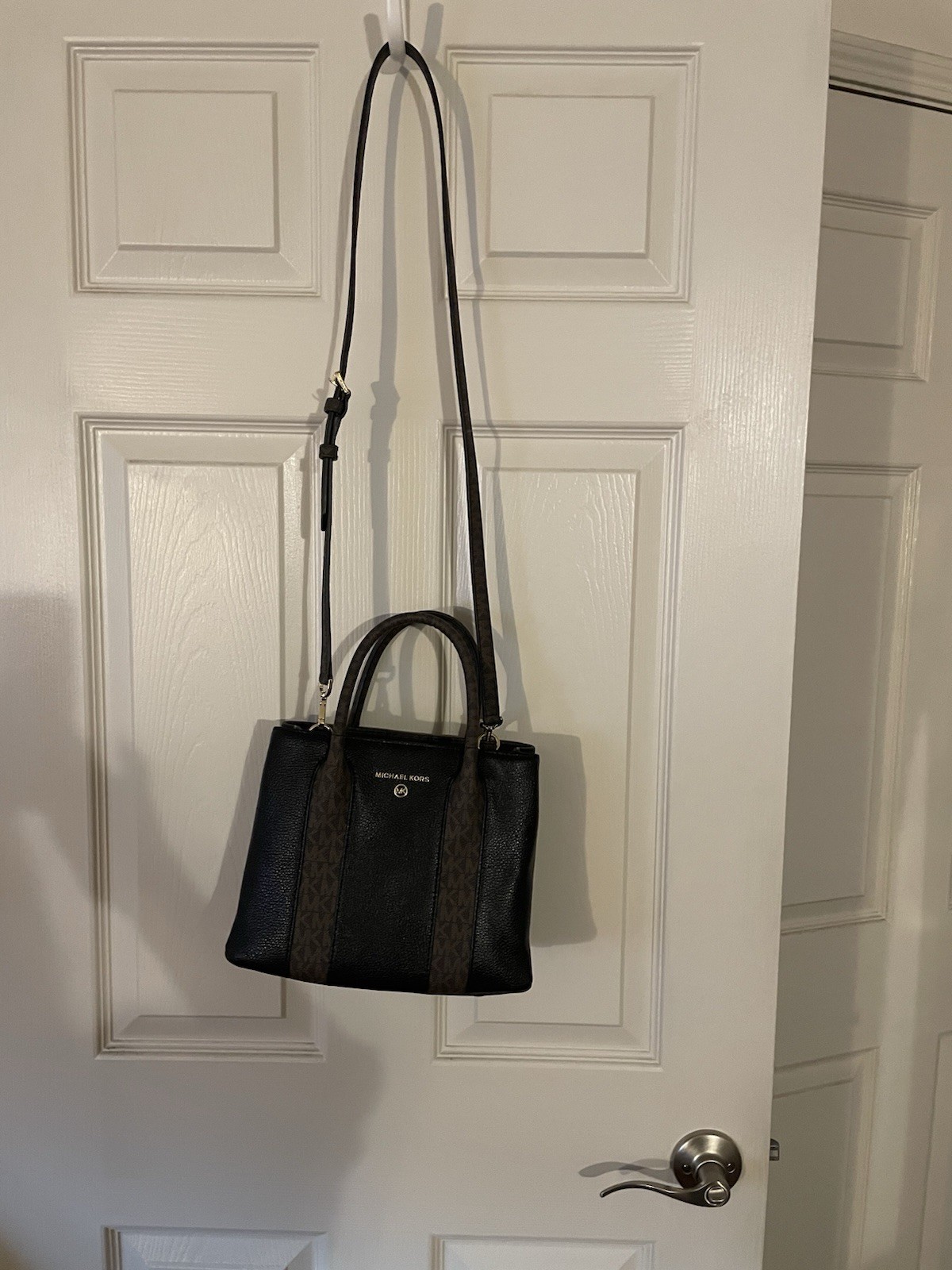 Michael Kors Women’s Leather Crossbody Handbag – 9 1/2 In x 8 In x 4 In
