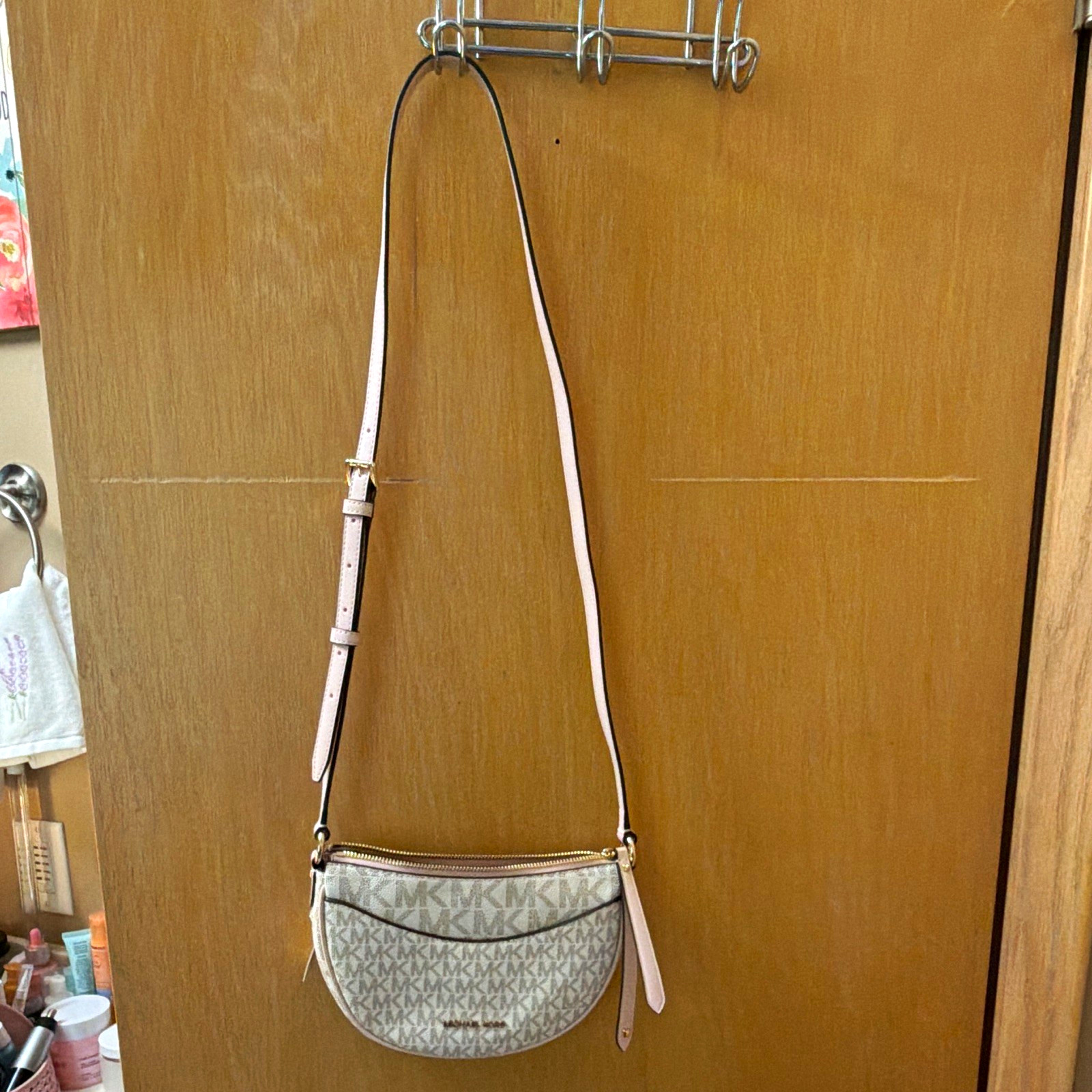 michael kors Monogram Crescent Crossbody Bag Small Beige/pink