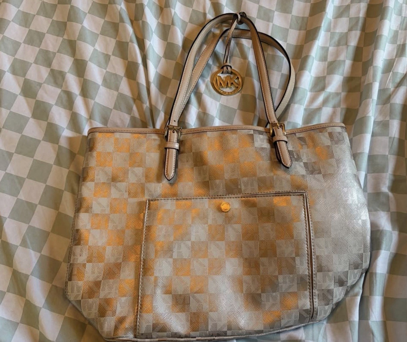 Michael Kors Rose Gold colored. Pocket on the front. Zip pocket inside