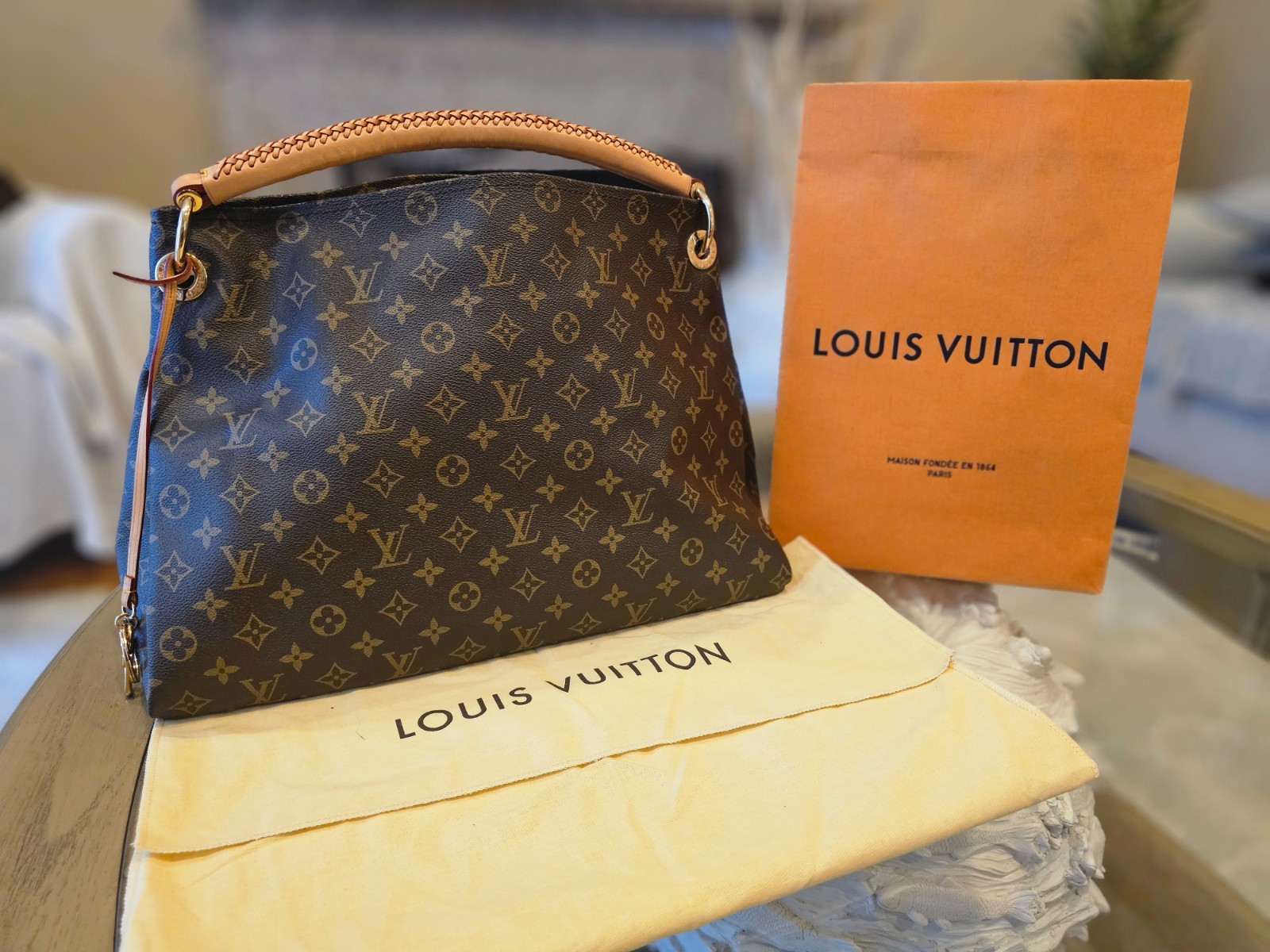 Authentic Louis Vuitton Artsy MM Monogram Hobo Canvas Shoulder Tote Handbag