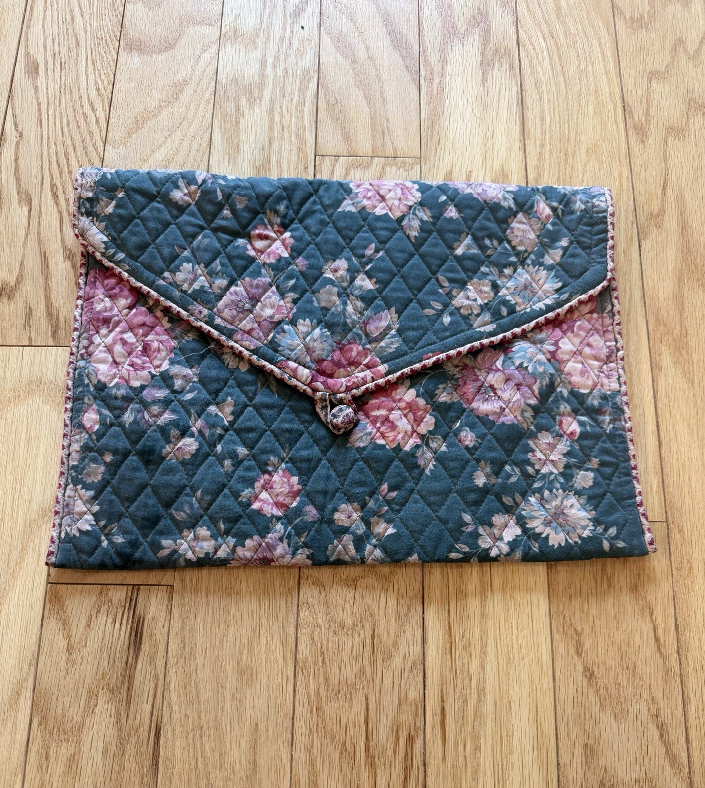 VERA BRADLEY PORTFOLIO Vintage Green Floral Pattern W/button EXCELLENT Indiana