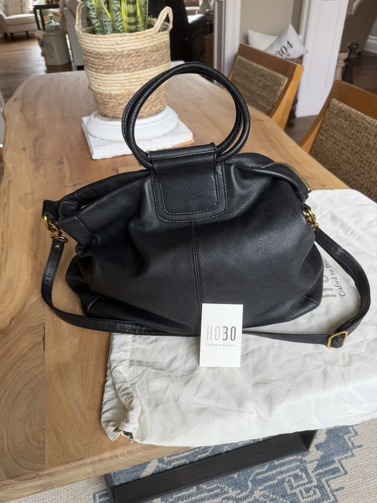 Hobo Black Leather Crossbody Bag Approx 14x13in. Adjustable Strap Zip Closure