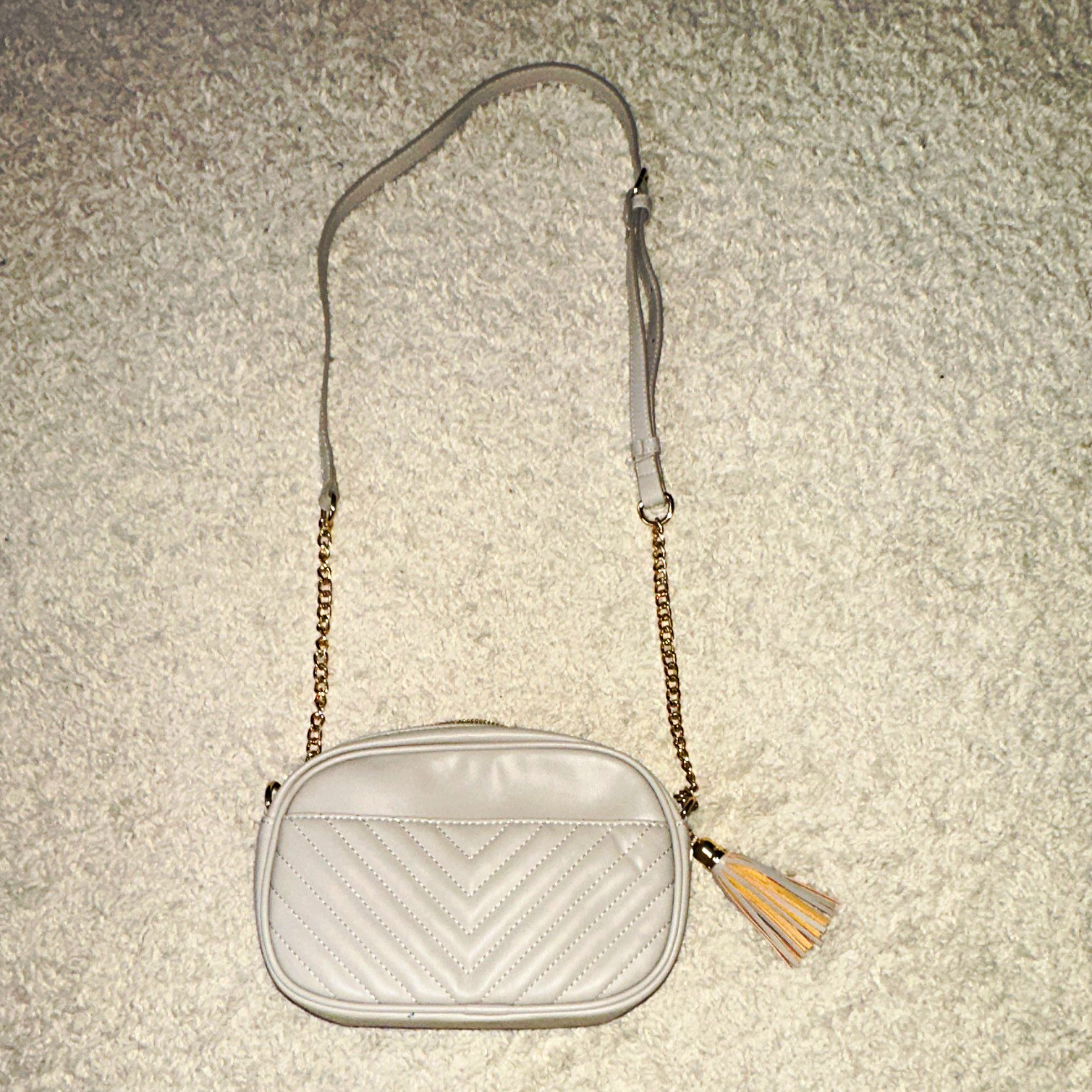 Women’s Small White Chevron Crossbody Bag Gold Chain Strap Tassel Zip