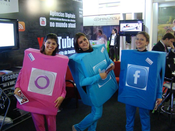 Mascotes de rede sociais são a atração no stand da Área Local